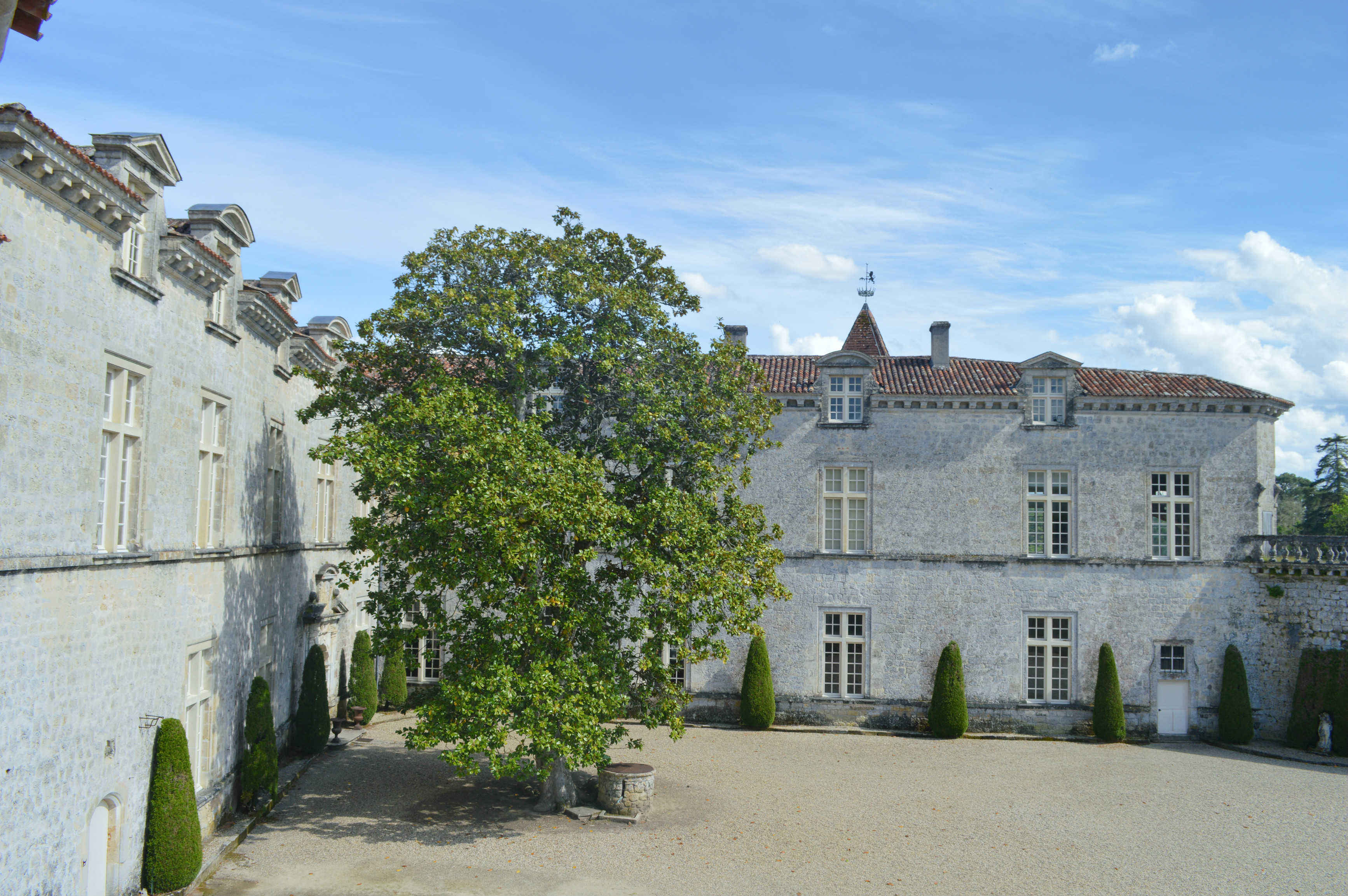 chateau Cazeneuve sur la route des vins de Bordeaux en Graves et Sauternes - blog Camille In Bordeaux 