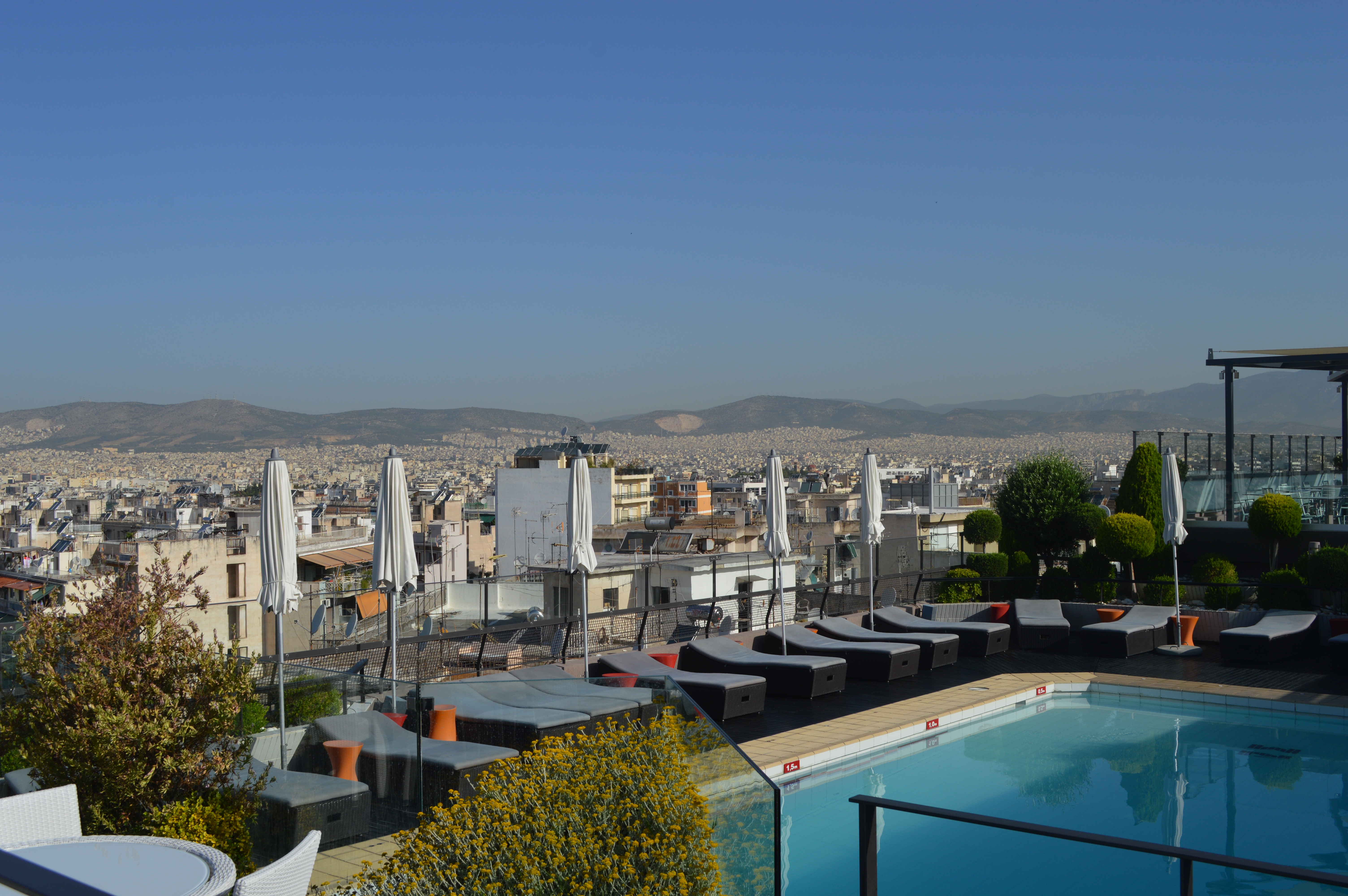 Novotel Athènes piscine rooftop - blog voyages Camille In Bordeaux