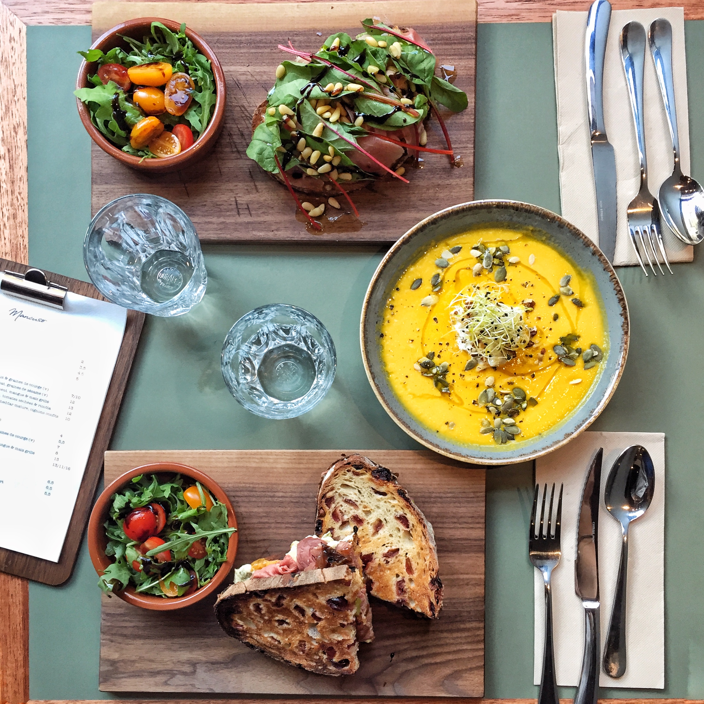 Перерыв на обед. Обед вывеска. Приколы про обеденный перерыв. Обедаю надпись. Вышла на обед.