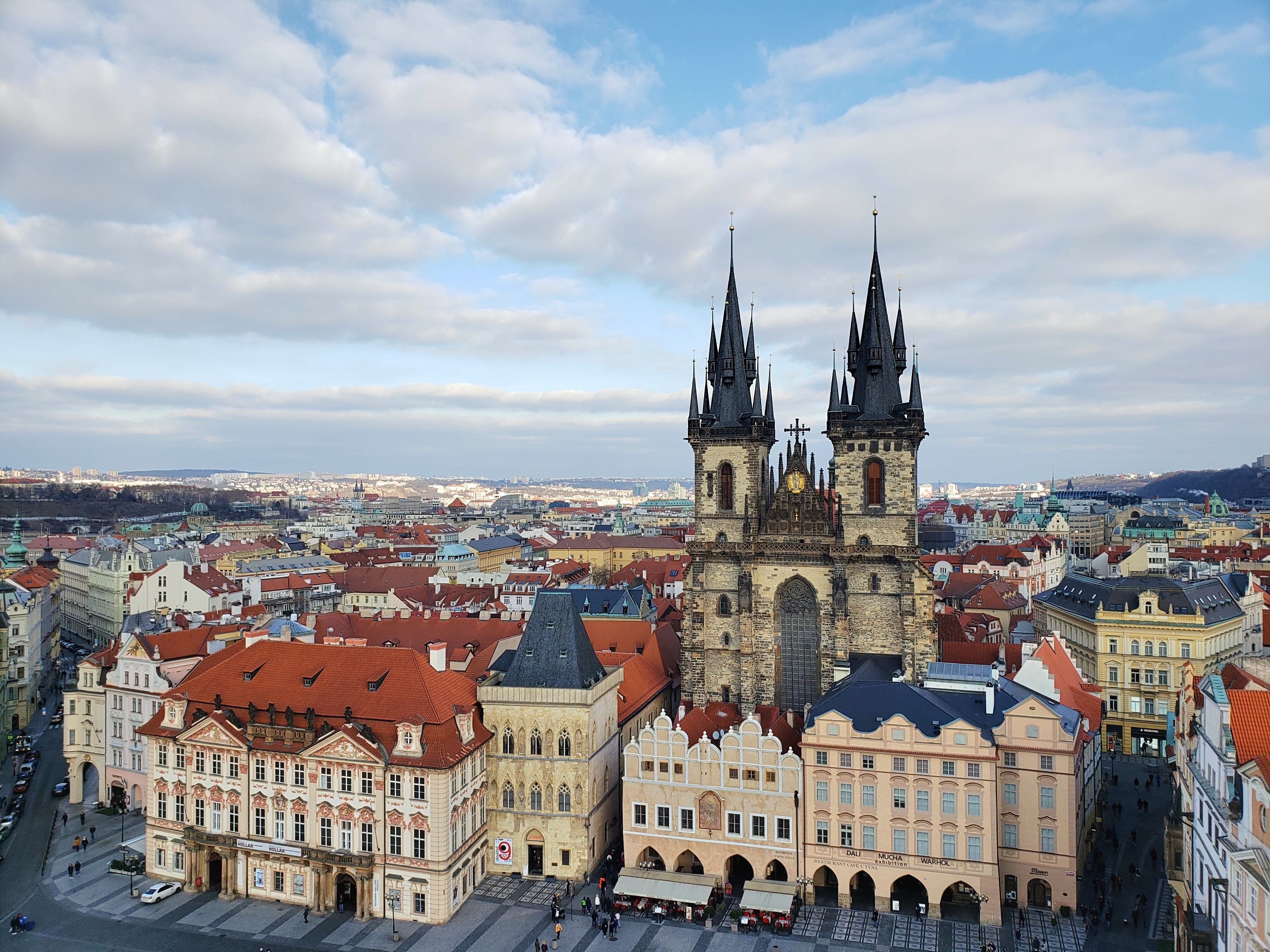 vue sur Prague beffroi hôtel de ville